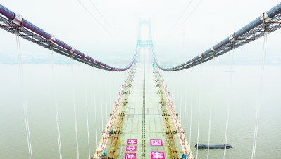 我国首座公铁两用悬索桥五峰山长江大桥成功合龙
