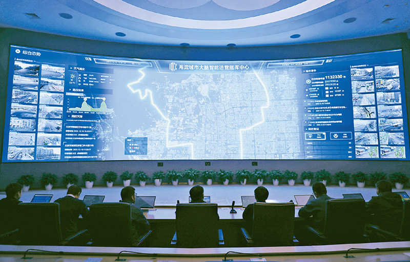 近年来,多地注重以人工智能赋能社会治理,不断提升治理成效。图为2025年12月10日,在北京市海淀城市大脑智能运营指挥中心,工作人员在进行日常城市运行保障工作。 北京市海淀区融媒体中心 高政/摄