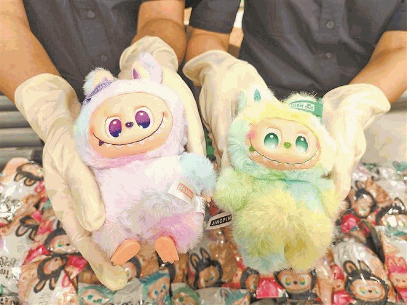 厦门海关查获近四千仿冒LABUBU 布娃娃