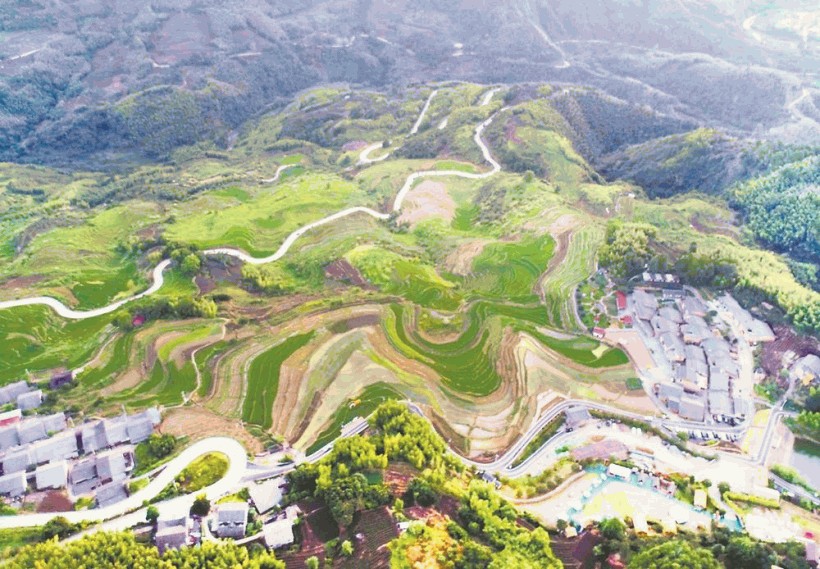 念山云上梯田景区吸引游客打卡